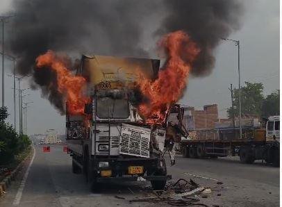 Giridih : मालवाहक ट्रक में अचानक लगी भीषण आग, धूं-धूं कर जल गई... Giridih : धूं-धूकर जल गई ट्रक