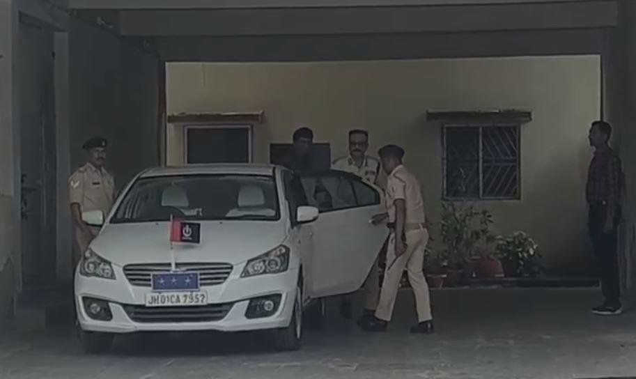 Breaking : बैठक के बाद निकलते डीजी