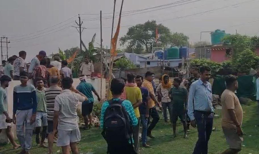 Dhanbad Murder : पत्थर से कूचकर गार्ड की हत्या से दहशत का माहौल, जांच में जुटी पुलिस... Dhanbad Murder : घटना के बाद जुटी लोगों की भीड़