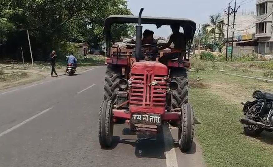 Dhanbad : बिना नंबर प्लेट की धड़ाधड़ दौड़ रही ट्रैक्टर से बढ़ रही दुर्घटनाएं, प्रशासन मौन...