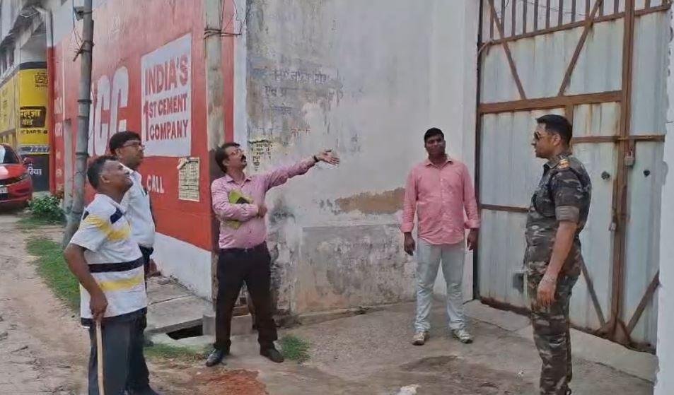 Giridih Raid : प्रशासन की बड़ी कार्रवाई, कई होटलों में छापेमारी, युवक-युवतियां हिरासत में... Giridih Raid : छापेमारी के दौरान टीम