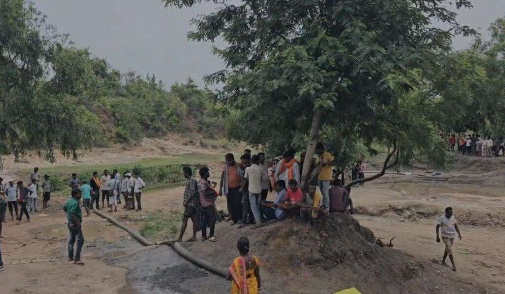 Hazaribagh : बारिश के पानी में बहकर गुफानुमा खदान में समा गए तीन लोग