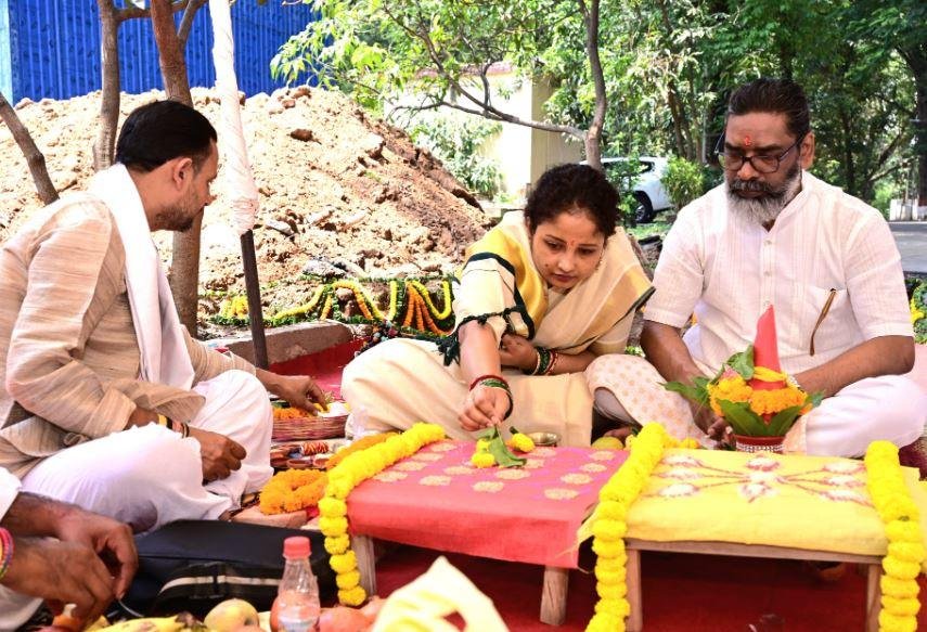 Breaking : सीएम हेमंत सोरेन ने पत्नी कल्पना संग भूमि पूजन कर रखी नए सीएम आवास की आधारशिला... Breaking : भूमि पूजन के दौरान सीएम