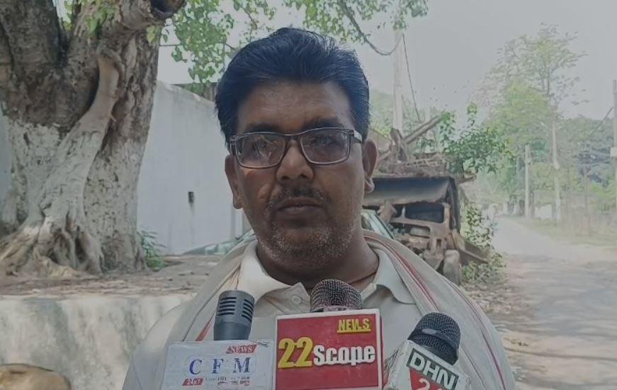 Dhanbad : बिना नंबर प्लेट की धड़ाधड़ दौड़ रही ट्रैक्टर से बढ़ रही दुर्घटनाएं, प्रशासन मौन... Dhanbad : मामले की जानकारी देता ग्रामीण