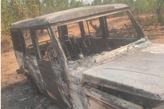 Latehar में नक्सलियों का तांडव, CMPDI साइडिंग में कई वाहनों को फूंक डाला...