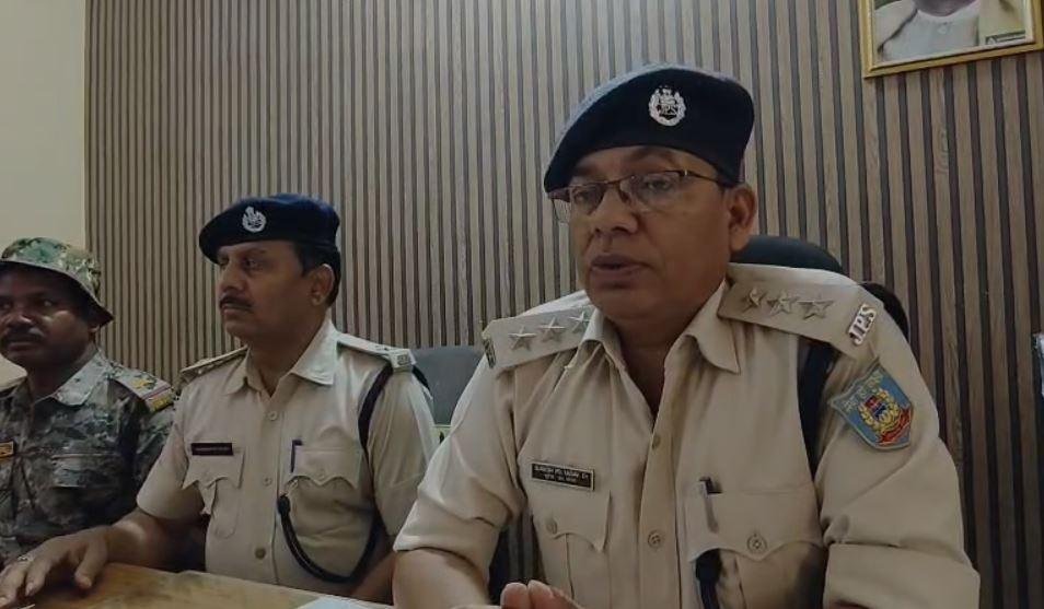 Gumla Crime : नशे के कारोबार का भंडाफोड़, ब्राउन शुगर के साथ मुख्य सरगना समेत तीन गिरफ्तार... Gumla Crime : मामले की जानकारी देती पुलिस