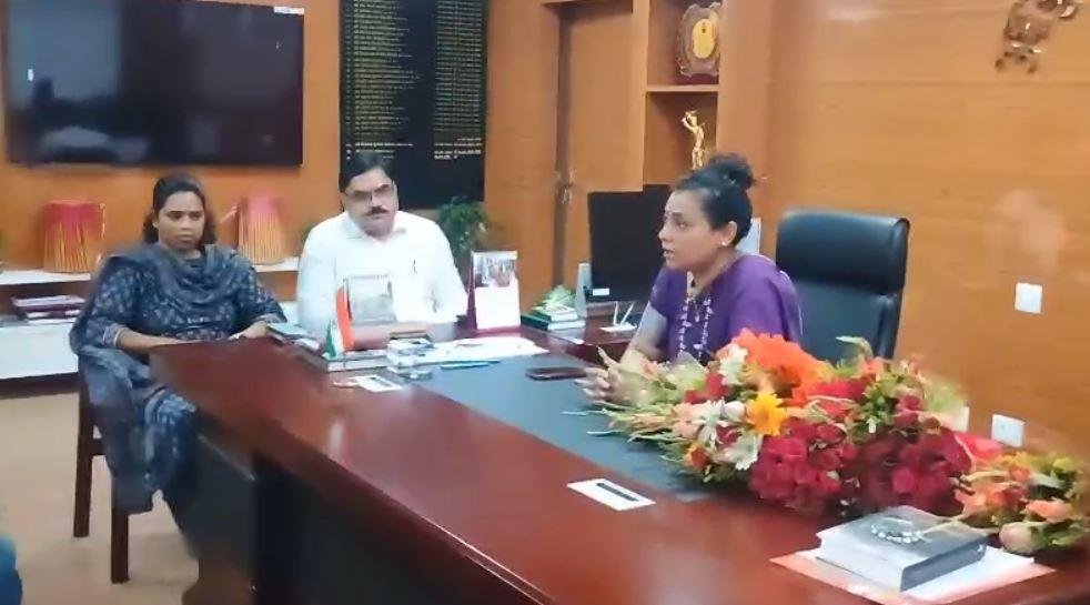 जिले के अधिकारियों के साथ की पहली समीक्षा बैठक