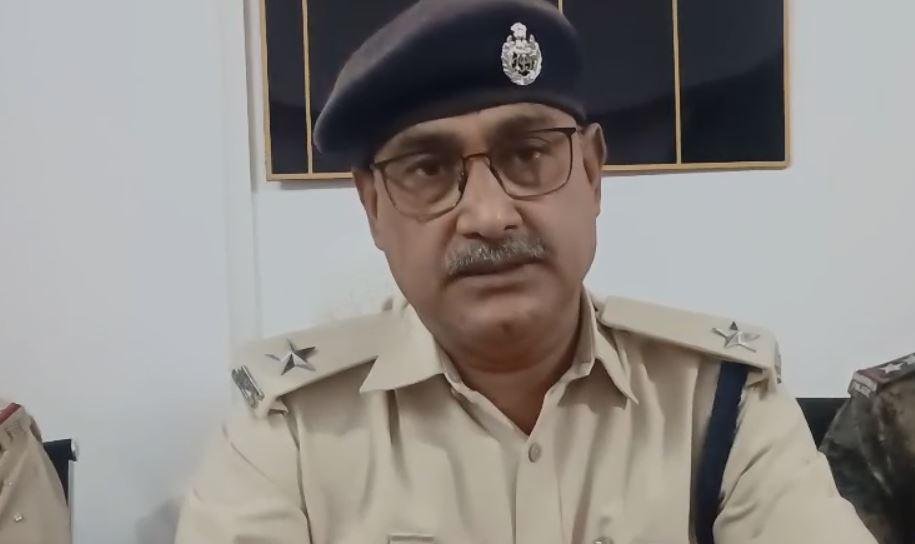 Gumla Crime : जानकारी देते पुलिस