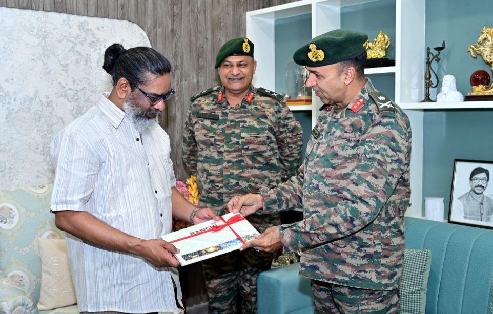 CM Hemant Soren से मेजर जनरल अरुण राजेश मोगे और जनरल परमवीर सिंह डागर ने की मुलाकात...