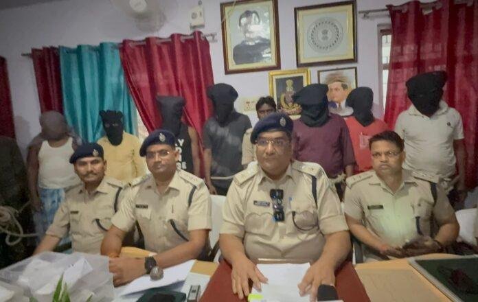 Godda Crime : ग्राम प्रधान हत्याकांड की खुल गई पोल, सात आरोपी गिरफ्तार, ये थी हत्या की वजह...