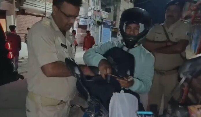 Ranchi : अचानक पुलिस ने रोका और करने लगी चेकिंग, विभिन्न थाना क्षेत्र में चलाया गया अभियान...
