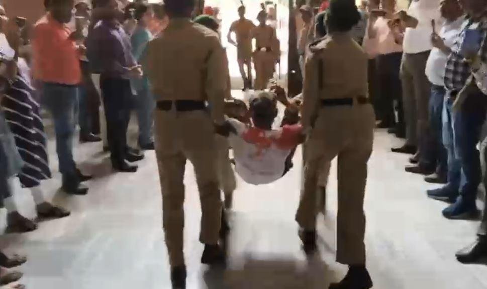 Ranchi Mock Drill : भागो बम गिरा! सायरन बजाती दौड़ती गाड़ियां राहत कार्य में जुटी टीम, ऐसी रही मॉक ड्रिल...