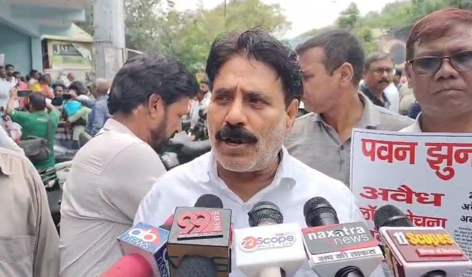 Dhanbad : मामले की जानकारी देता प्रदर्शनकारी