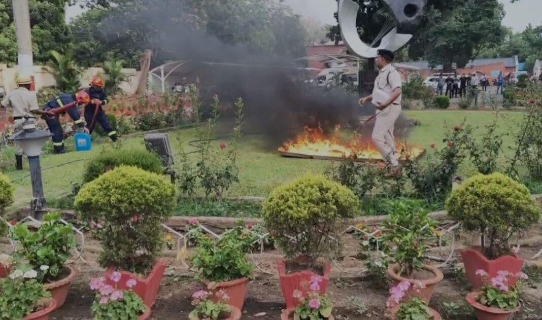 Ranchi Mock Drill : भागो बम गिरा! सायरन बजाती दौड़ती गाड़ियां घायल नागरिक की सहायता में जुटी टीम, ऐसी रही मॉक ड्रिल...