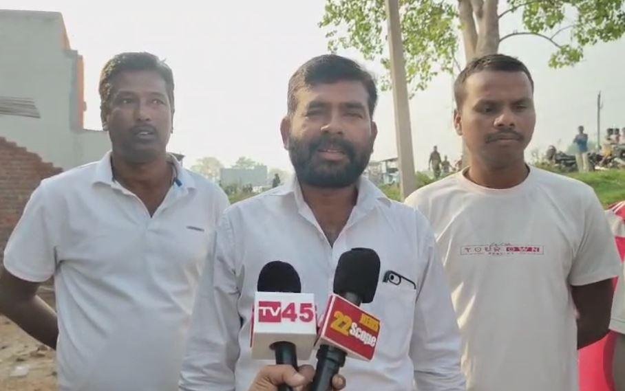Bokaro Murder : हाईवे किनारे युवक का शव मिलने से मची सनसनी, चाकू मारकर हत्या की आशंका... Bokaro Murder : मामले की जानकारी देता ग्रामीण