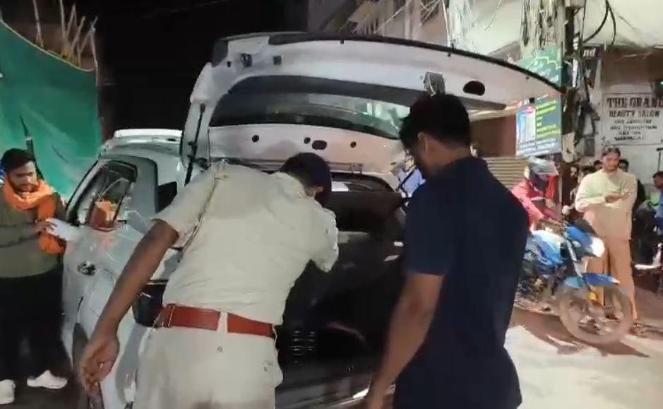 Ranchi : डिक्की की जांच करती पुलिस