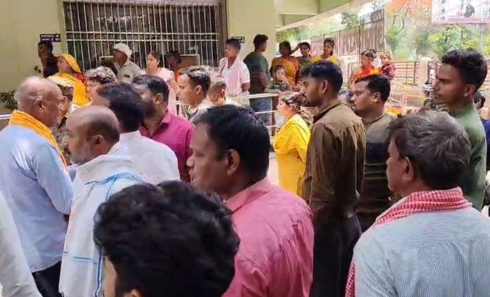 Hazaribagh : ऑपरेशन के बाद महिला की मौत, परिजनों ने अस्पताल के सामने ही... Hazaribagh : हंगामा करते ग्रामीण