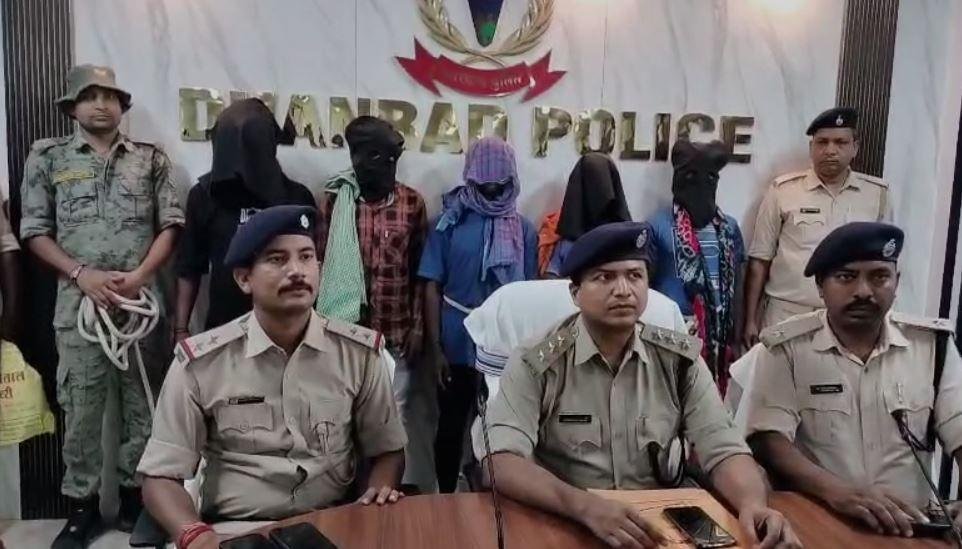 Dhanbad Crime : अंतर-जिला वाहन चोर गिरोह का सनसनीखेज खुलासा, आठ बाइक के साथ पांच धराए...