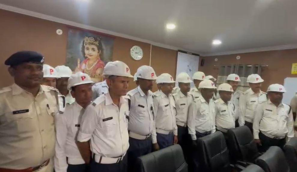 Ranchi Mock Drill : आज शाम 3 बजे से 7 बजे के बीच मेन रोड जाने से बचे, ये है कारण... Ranchi Mock Drill : ब्रीफिंक के दौरान मौजूद ट्रैफिक जवान