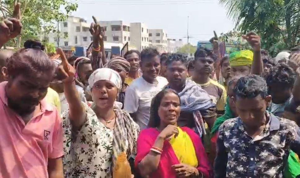 Dhanbad Breaking : निरसा थाने का आदिवासियों ने कर दिया घेराव और करने लगे... Dhanbad Breaking : राजद नेता की गिरफ्तारी की मांग