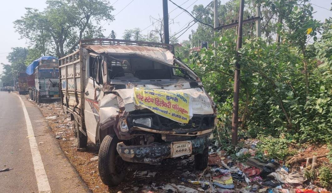 Giridih Accident : खाई में गिरा डिलीवरी वाहन, चालक व खलासी की मौके पर ही दर्दनाक मौत...