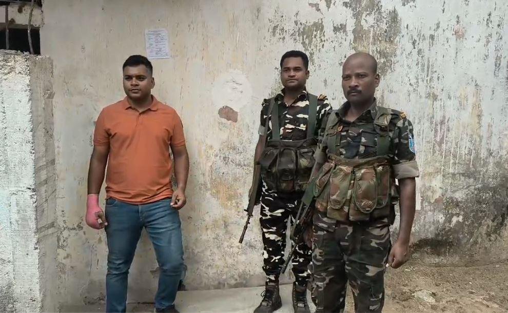 Breaking : रांची के चुटिया में धनबाद पुलिस की बड़ी कार्रवाई, ठगी के आरोपी के घर छापेमारी कर...