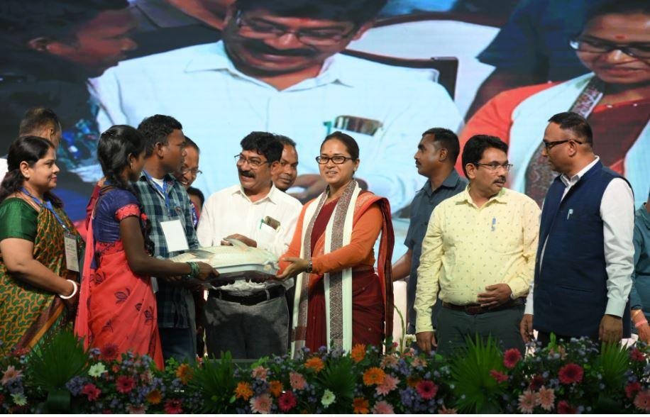 Ranchi : मंत्री शिल्पी नेहा तिर्की ने किया सम्मानित