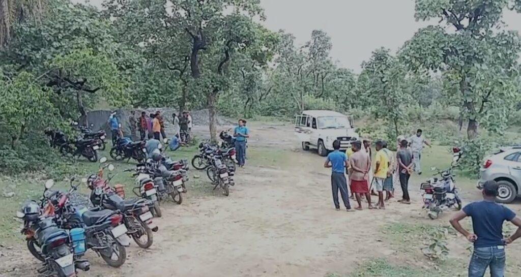 Dhanbad Accident : घटना के बाद उमड़ी ग्रामीणों की भीड़