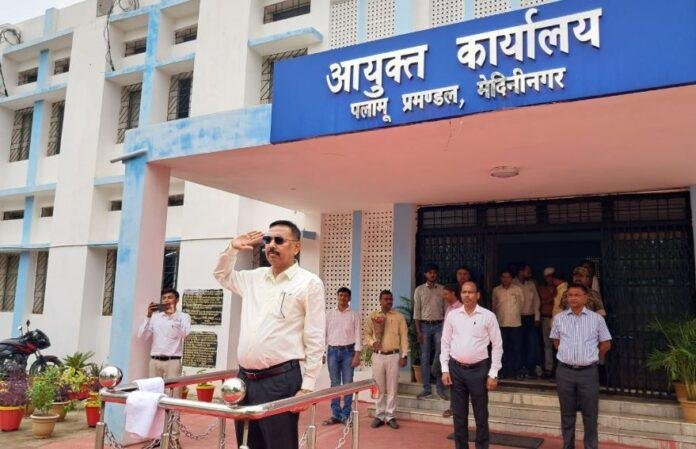 Palamu : अंजनी कुमार मिश्रा ने संभाला प्रमंडलीय आयुक्त का पदभार...