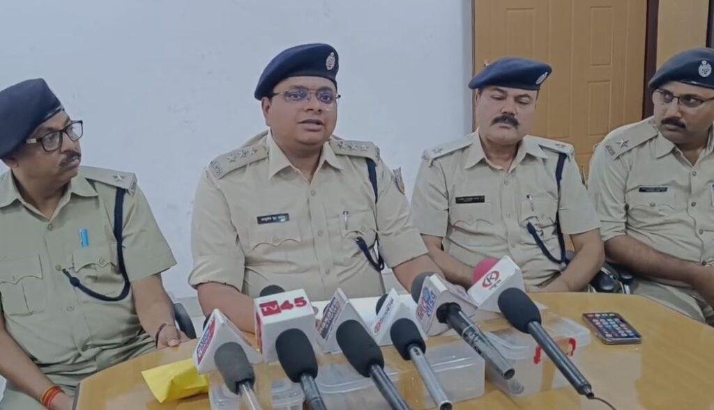 Dhanbad : मामले की जानकारी देते डीएसपी