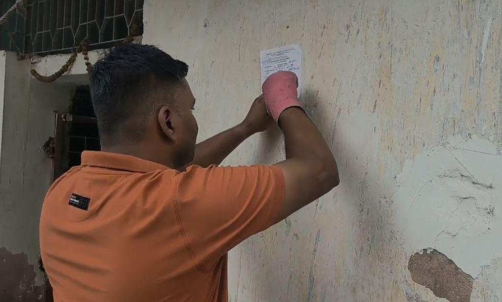 Breaking : ठगी के आरोपी के घर पर इश्तेहार चिपकाती पुलिस