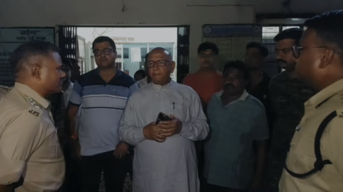 Jamshedpur : जिला परिषद सदस्य की गिरफ्तारी के खिलाफ थाना पहुंच गए विधायक सरयू राय, कह दी...