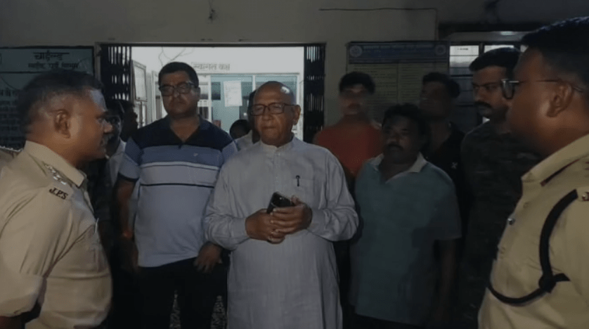 Jamshedpur : जिला परिषद सदस्य की गिरफ्तारी के खिलाफ थाना पहुंच गए विधायक सरयू राय, कह दी...