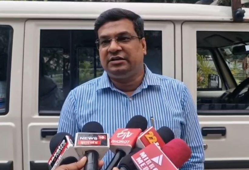 Hazaribagh में स्पीड रडार गन से तेज रफ्तार वाहनों पर लगाम, चालकों में बढ़ी... | 22Scope News Hazaribagh : मामले की जानकारी देते अधिकारी