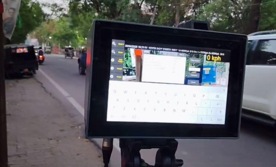 Hazaribagh में स्पीड रडार गन से तेज रफ्तार वाहनों पर लगाम, चालकों में बढ़ी... | 22Scope News Hazaribagh : मीटर से नापी करती टीम