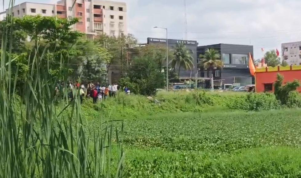 Bokaro : अचानक तालाब में कूदा युवक