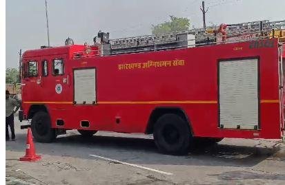 Giridih : मालवाहक ट्रक में अचानक लगी भीषण आग, धूं-धूं कर जल गई... Giridih : घटना के बाद मौके पर पहुंची अग्निशमन की टीम