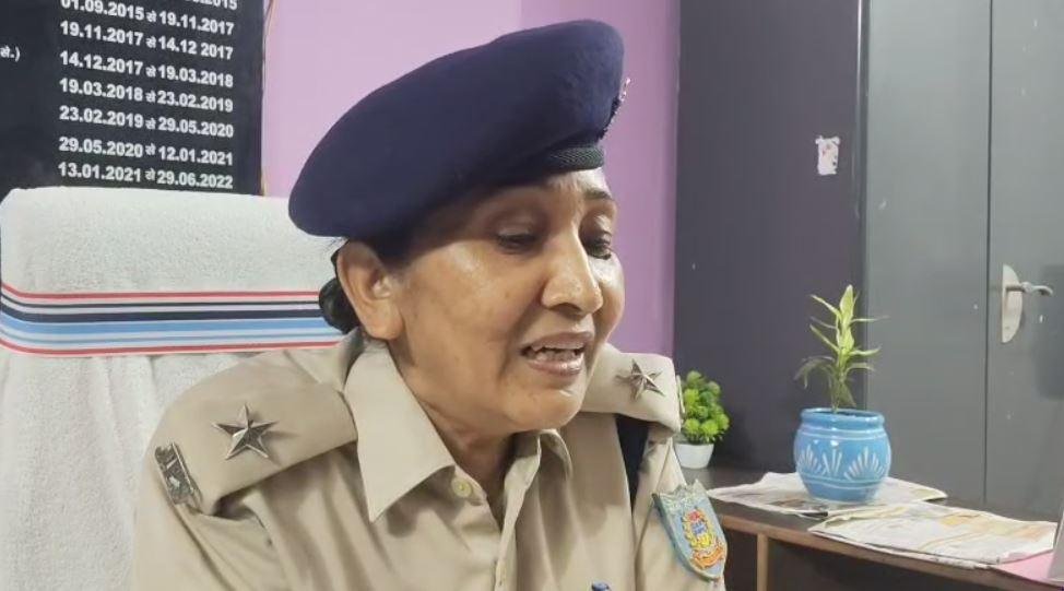 Bokaro : पीएम मोदी पर अभद्र टिप्पणी पड़ गया भारी, कांग्रेस नेता पर इस थाने में प्राथमिकी दर्ज... Bokaro : मामले की जानकारी देती चास थाना प्रभारी