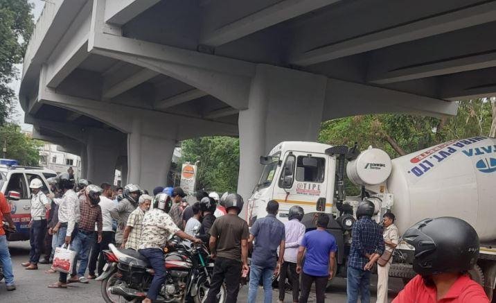 Ranchi Breaking : डोरंडा में मिक्सचर मशीन ने स्कूटी सवार को मारी जोरदार टक्कर, युवक गंभीर...