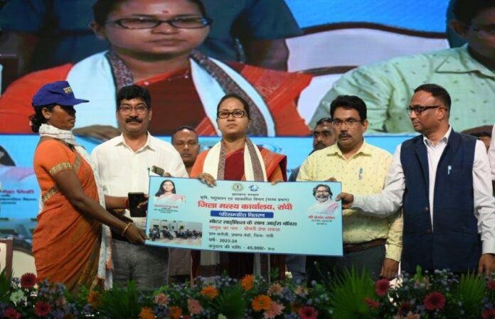 Ranchi : मंत्री शिल्पी नेहा तिर्की का ऐलान-राज्य के हर प्रखंड और हर पंचायत में बनेगा मत्स्य पालन का मॉडल तालाब...