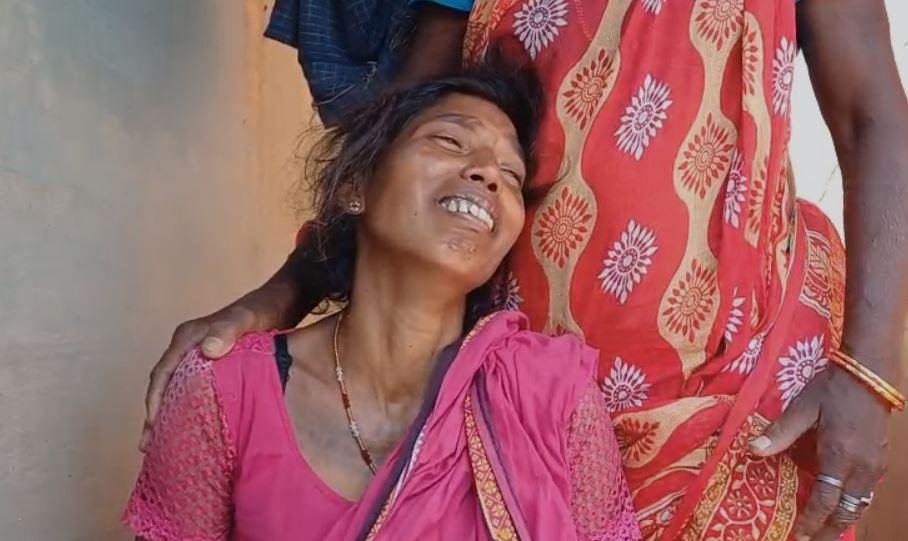 Deoghar : शादी में गया था युवक अगले दिन जंगल में फंदे के सहारे लटका मिला शव, हत्या की आशंका... Deoghar : घटना के बाद बिलखते परिजन