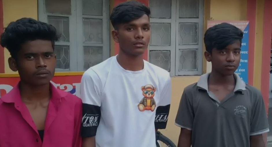 Dhanbad Crime : मैथन डैम में पिस्टल दिखाकर बाइक की लूट, जांच में जुटी पुलिस... Dhanbad Crime : भुक्तभोगी युवक
