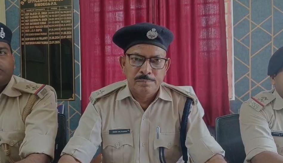 Simdega Crime : जानकारी देती पुलिस