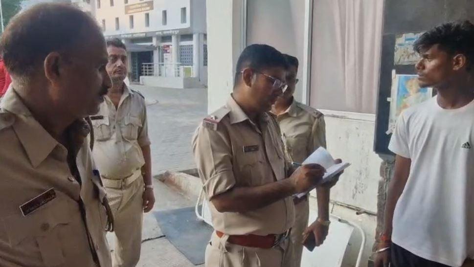 Jamshedpur : तेज रफ्तार हाइवा ने रौंदा, दो युवकों की दर्दनाक मौत चालक फरार... Jamshedpur : मामले की जांच करती पुलिस