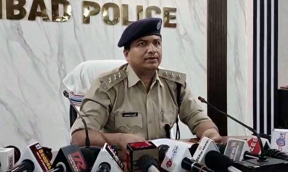 Dhanbad Crime : अंतर-जिला वाहन चोर गिरोह का भंडाफोड़, आठ बाइक के साथ पांच धराए... Dhanbad Crime : मामले की जानकारी देती पुलिस