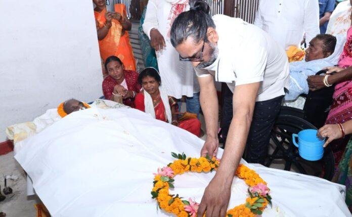 Breaking : सीएम हेमंत सोरेन पहुंचे पैतृक गांव नेमरा, दिवंगत जगदीश सोरेन को दी भावभीनी श्रद्धांजलि...