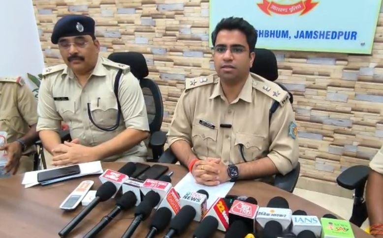 Jamshedpur Crime : जानकारी देती पुलिस