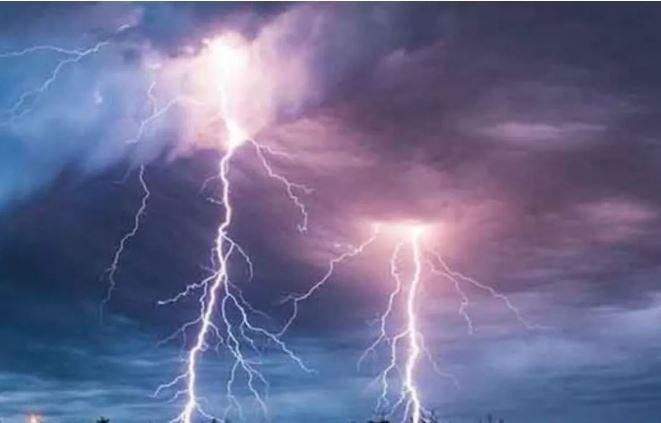 Bokaro में काल बनकर गिरी बिजली, दो लोगों की मौत कई मवेशी भी मरे...