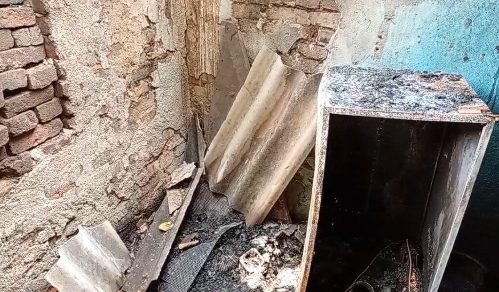 Deoghar : उजड़ गया गरीब का आशियाना! घर में अचानक लगी आग से लाखों का सामान खाक... Deoghar : आग में लाखों का सामान जब्त