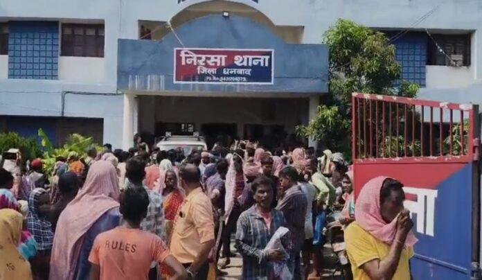 Dhanbad Breaking : निरसा थाने का आदिवासियों ने कर दिया घेराव और करने लगे...